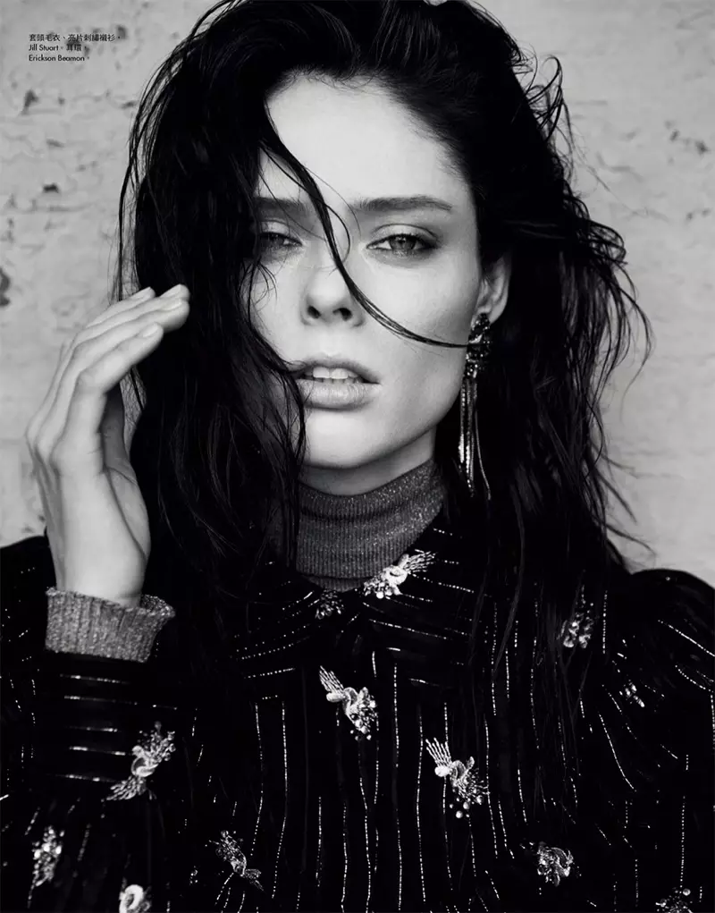 Coco Rocha iš arti apsirengusi Jill Stuart palaidine ir megztiniu