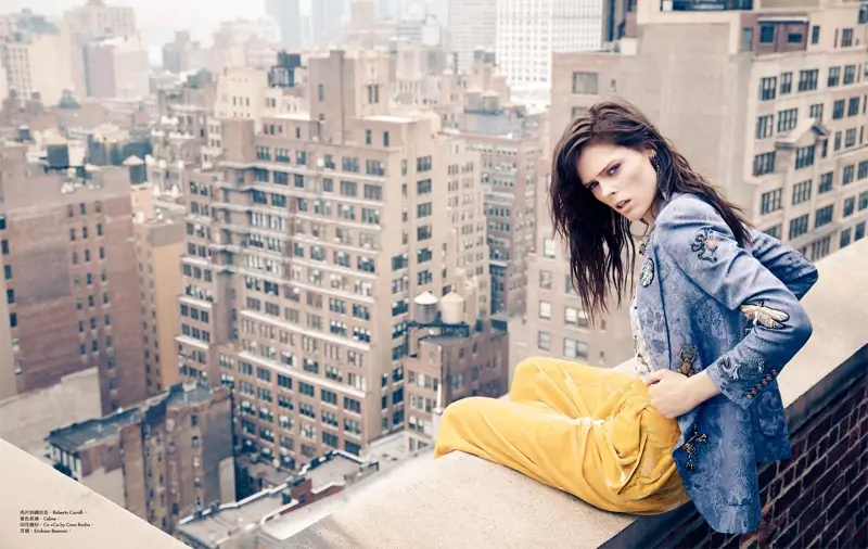 Coco Rocha posa su un tetto di New York nell'editoriale di moda