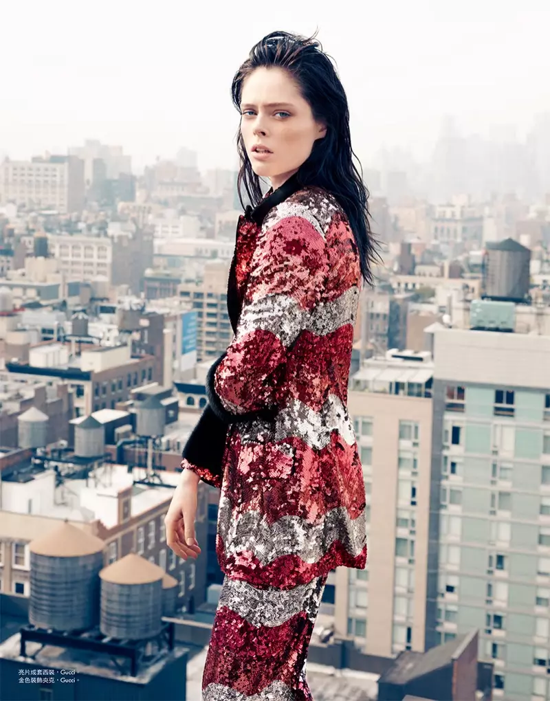 Coco Rocha သည် Gucci ရောင်စုံ ဘောင်းဘီတိုကို ၀တ်ဆင်ထားသည်။