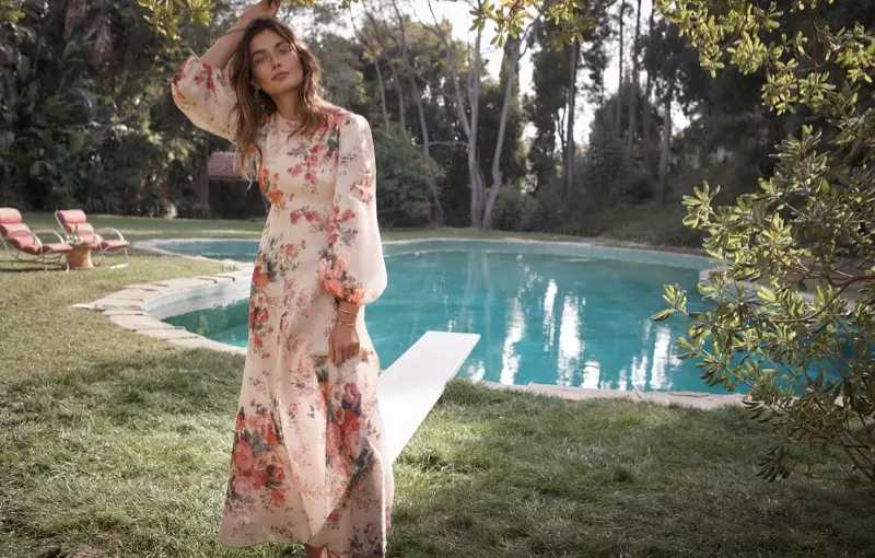 Andreea Diaconu modela el vestido Laelia en la campaña Swim Summer 2018 de Zimmermann