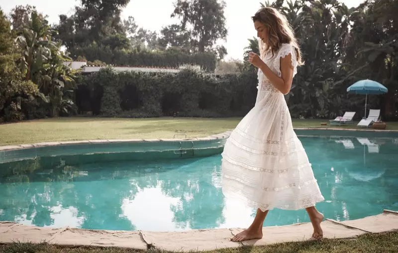 Zimmermann destaca o vestido de encaixe Iris para a campaña Swim Summer 2018