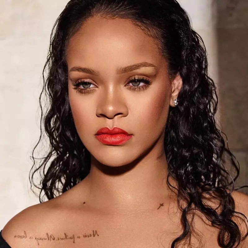 Rihanna klæðist Fenty Beauty Tigertini Mattemoiselle varalit