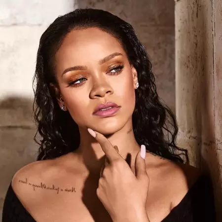 Rihanna Anastaajabisha katika Kivuli Kipya cha Mattemoiselle cha Fenty Beauty