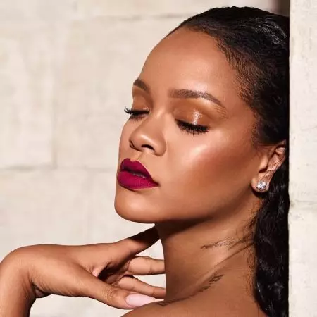 蕾哈娜在 Fenty Beauty 的全新 Mattemoiselle 色調中驚艷亮相