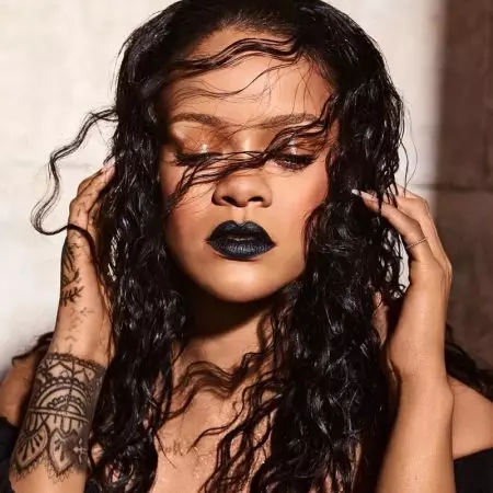 Rihanna Stuns filmā Fenty Beauty jaunajos Mattemoiselle Shades