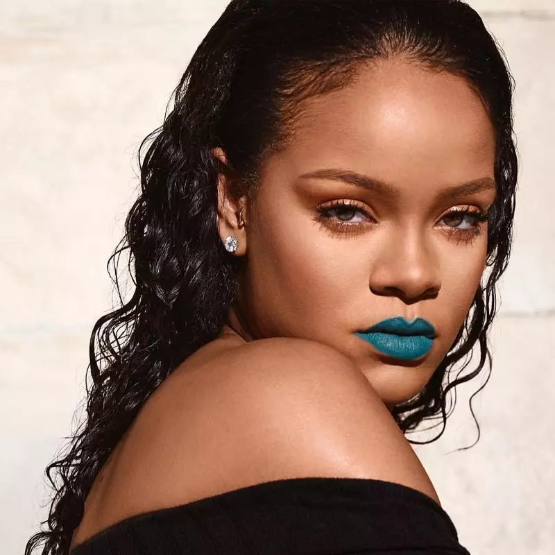 Риана зашеметява в нюанс Turks & Caicos от линията червила Fenty Beauty Mattemoiselle