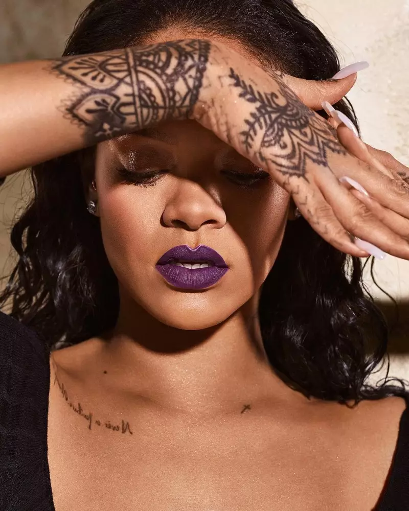 Rihanna valkā Violet Fury toni no Fenty Beauty Mattemoiselle lūpu krāsas līnijas