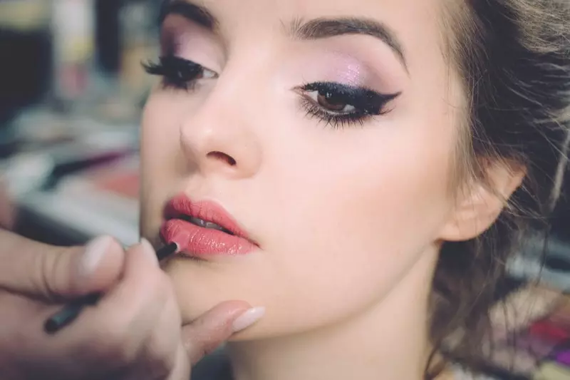 Sprievodca mastnou pleťou: Ako docieliť, aby váš make-up vydržal