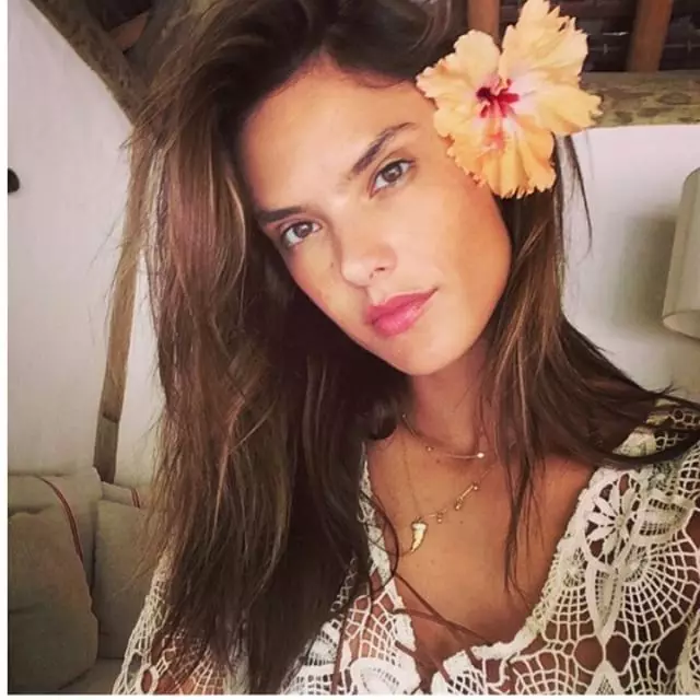 Alessandra Ambrosio est jolie avec une fleur dans les cheveux