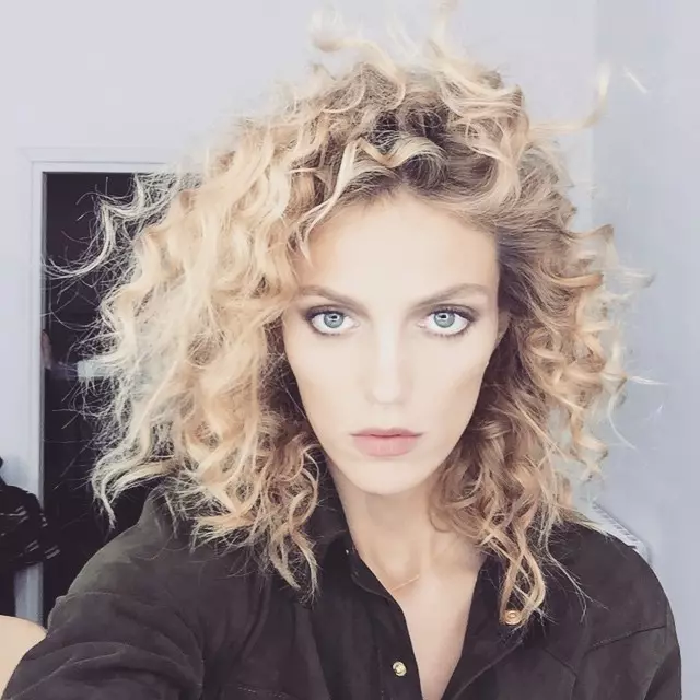 Anja Rubik mece el cabello rizado para una futura sesión