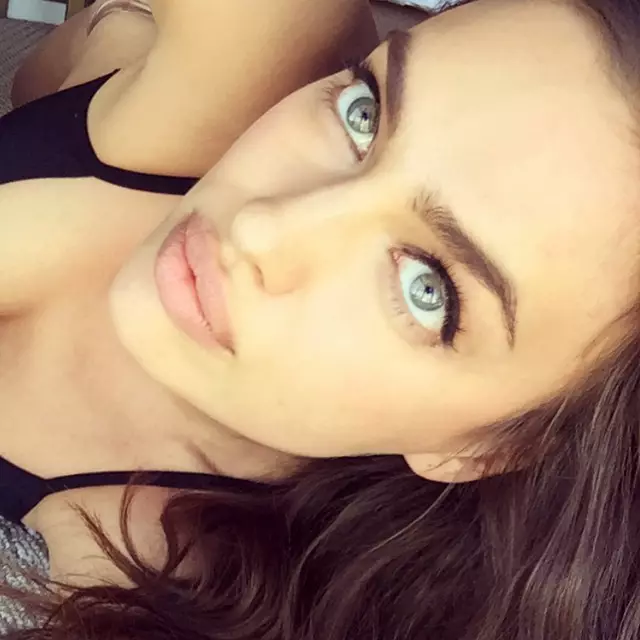 U-Irina Shayk wabelana ngesithombe ozishuthe sona esingenasici nabalandeli bakhe be-Instagram