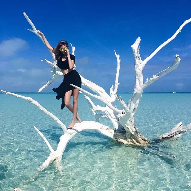 Josephine Skriver tar et vakkert skudd på havet