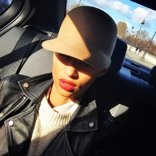 Anais Mali ສັ່ນປາກສີແດງ ແລະເສື້ອໜັງ