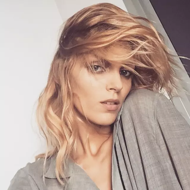 Anja Rubik ඇගේ 'ස්ට්‍රෝබෙරි blonde' කොණ්ඩය බෙදා ගනී