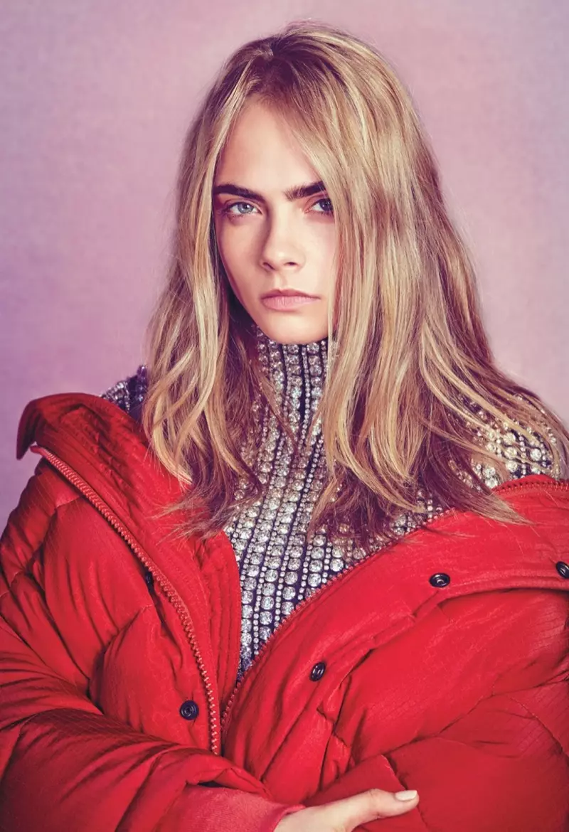 Cara Delevingne tiek piesegta Balenciaga mētelī un džemperī