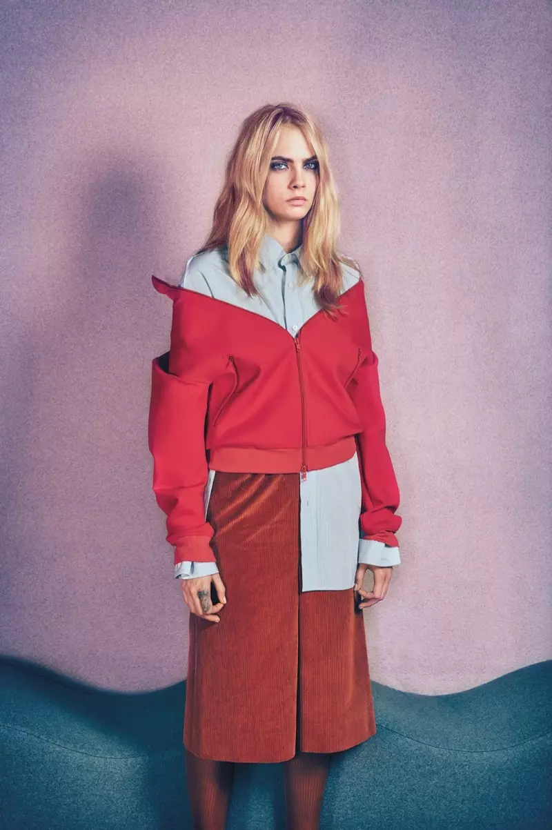 Cara poseer in Balenciaga-baadjie, hemp en romp