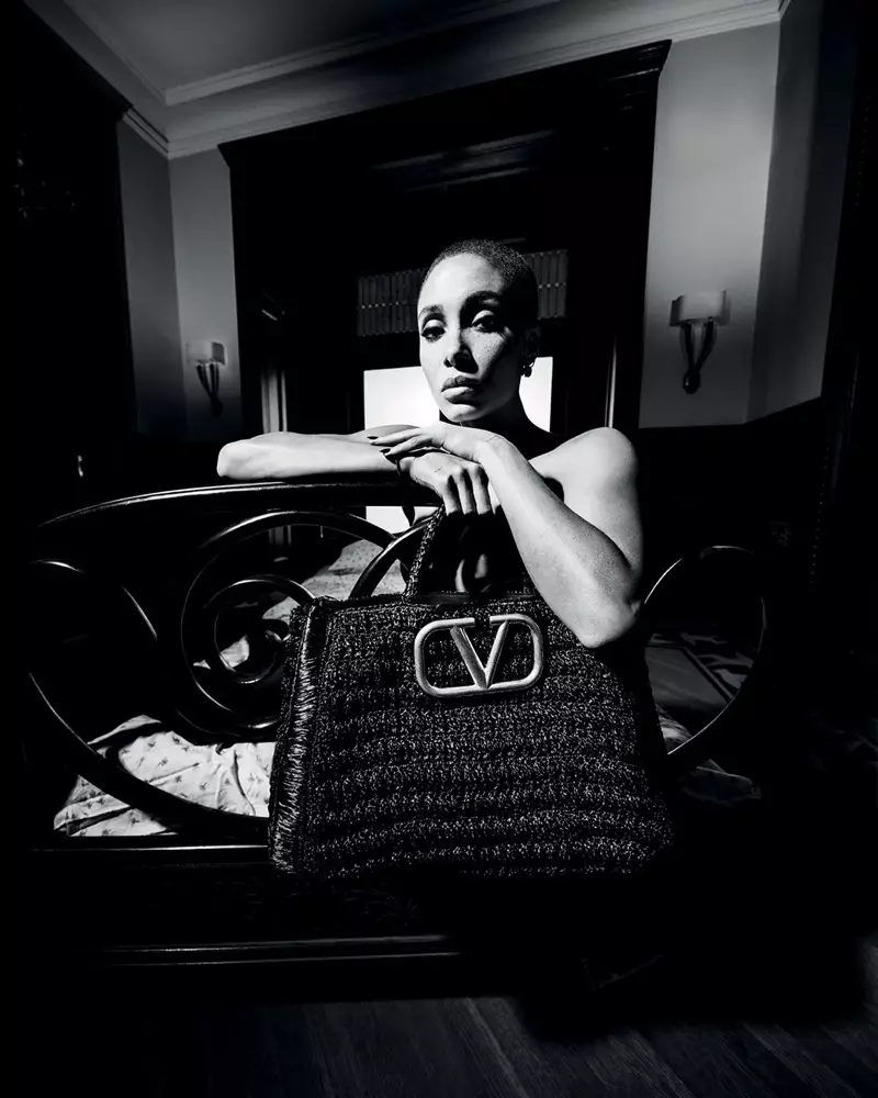 Model Adwoa Aboah posearret foar Valentino Le Noir maitiid-simmer 2020 kampanje