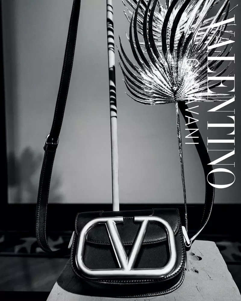 Itinampok ang Valentino Supervee bag sa Le Noir spring-summer 2020 campaign