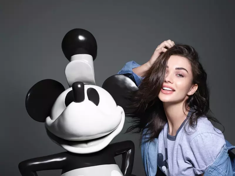 Amy Jackson pozon me librin origjinal të Mickey Mouse për Mickey Mouse & Me. Foto: Rankin