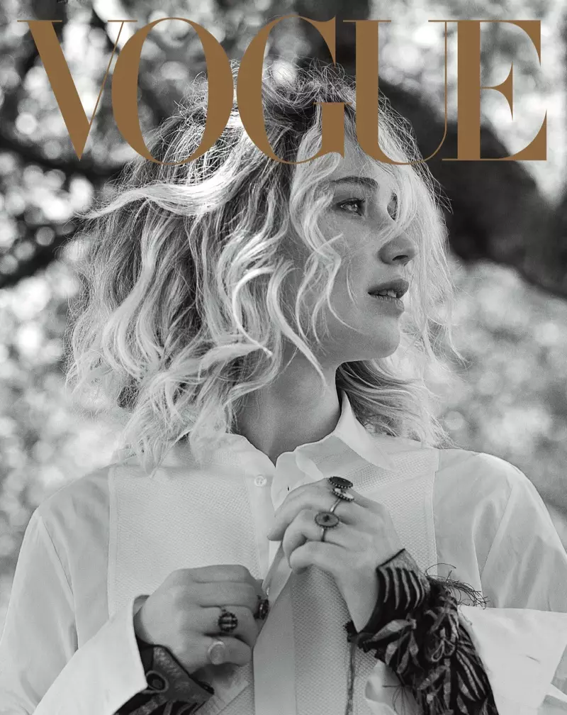 Die Schauspielerin Jennifer Lawrence trägt ein Hemd und Schmuck von Dior. Foto: Vogue/Bruce Weber