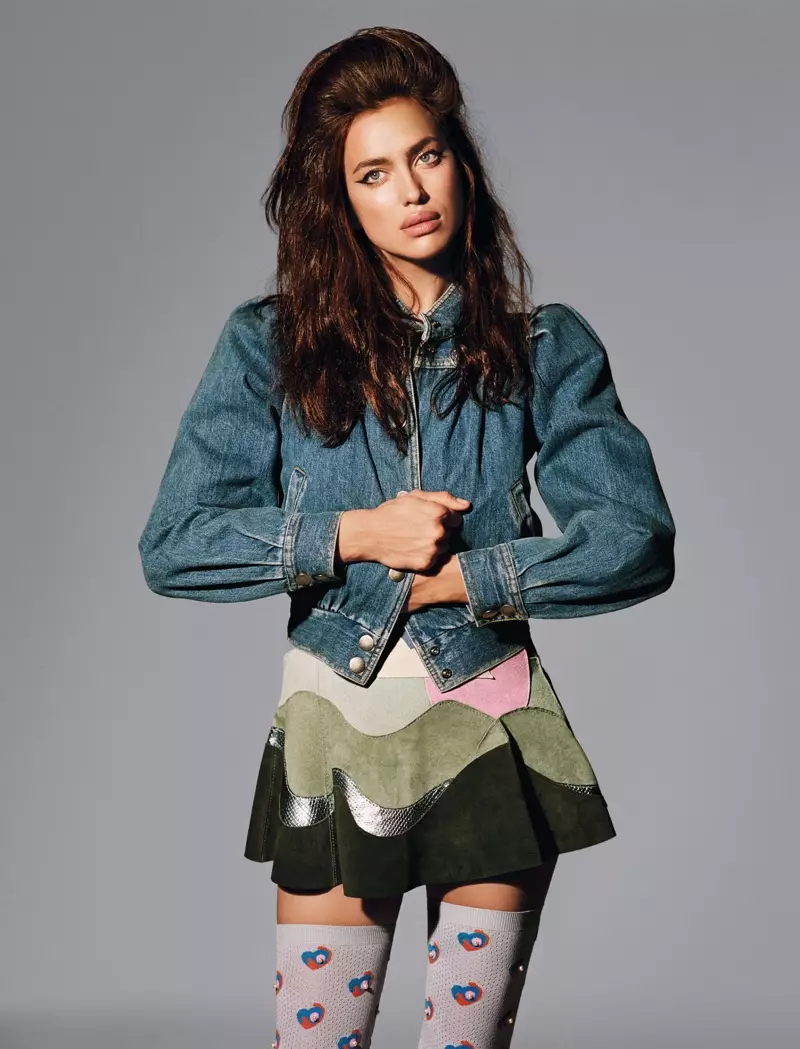 Irina Shayk muestra vibraciones retro con chaqueta, falda y calcetines de Marc Jacobs