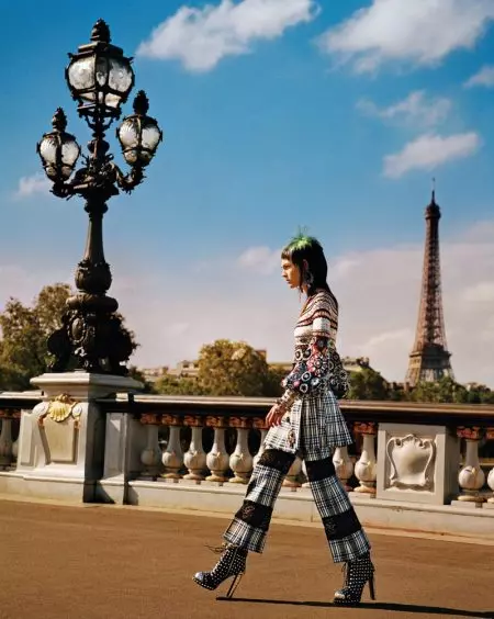 Irina Shayk နှင့် Stella Maxwell သည် W မဂ္ဂဇင်းအတွက် Paris တွင် Spring Collections ကို မော်ဒယ်လုပ်ပါ။