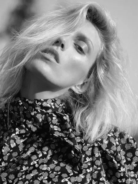 Anja Rubik Zara'nın minimal payız görünüşünü geyinir