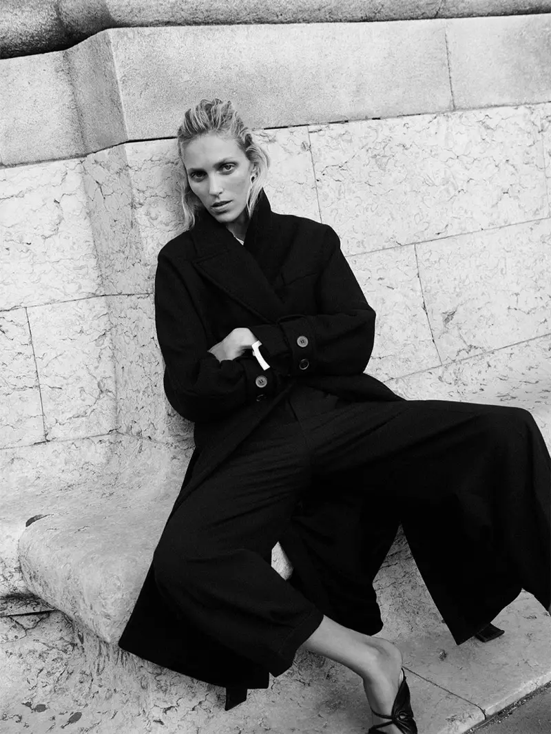 Ubrana na czarno Anja Rubik nosi minimalistyczny styl z Zara