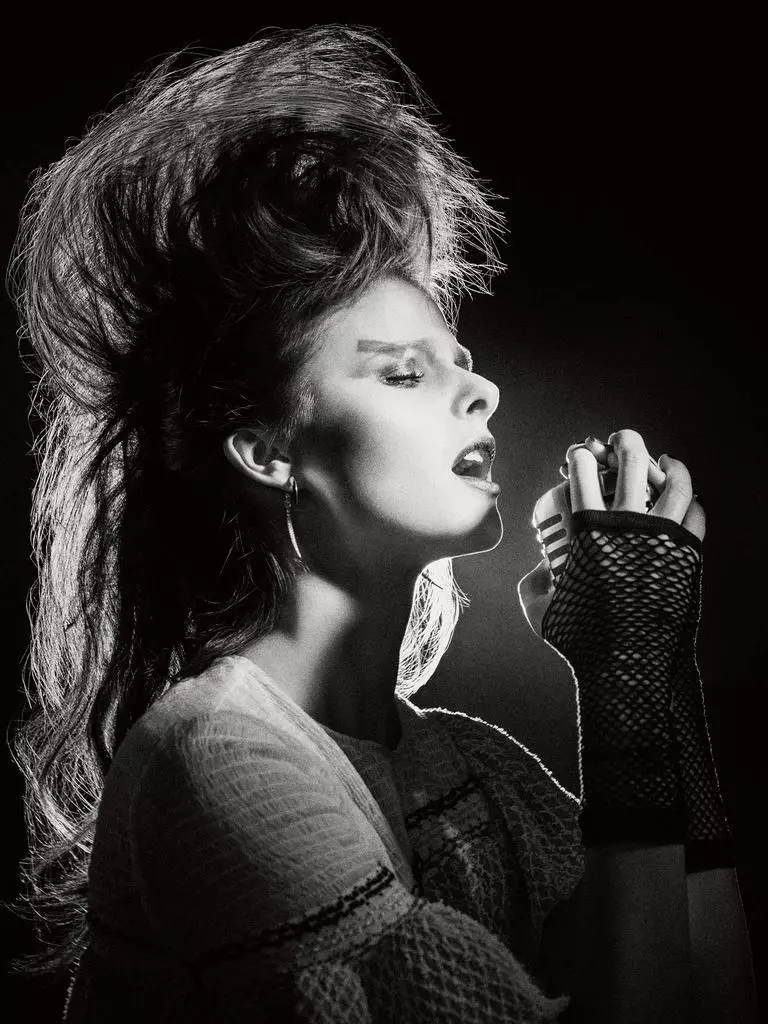 RAISER RAMBUT: Vasilisa nuduhake gaya rambut rock and roll inspirasi taun 80-an