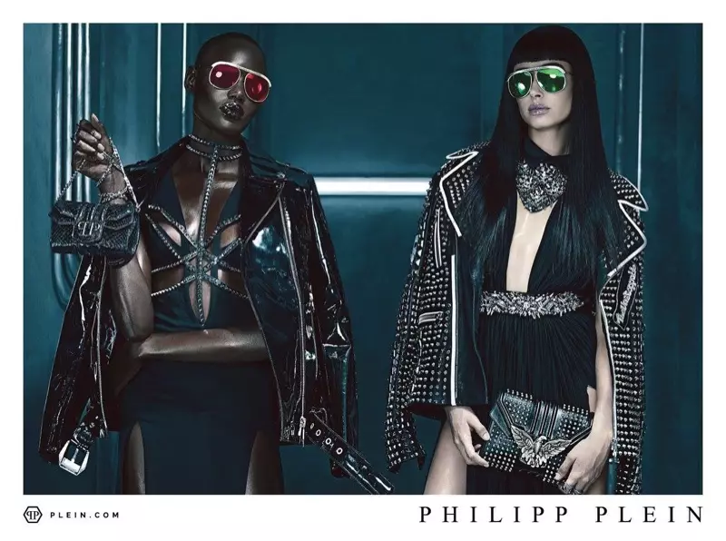 Steven Klein이 촬영한 Philipp Plein의 2016년 봄 캠페인에서 Ajak Deng과 Hailey Baldwin이 펑크 룩을 입고 있습니다.