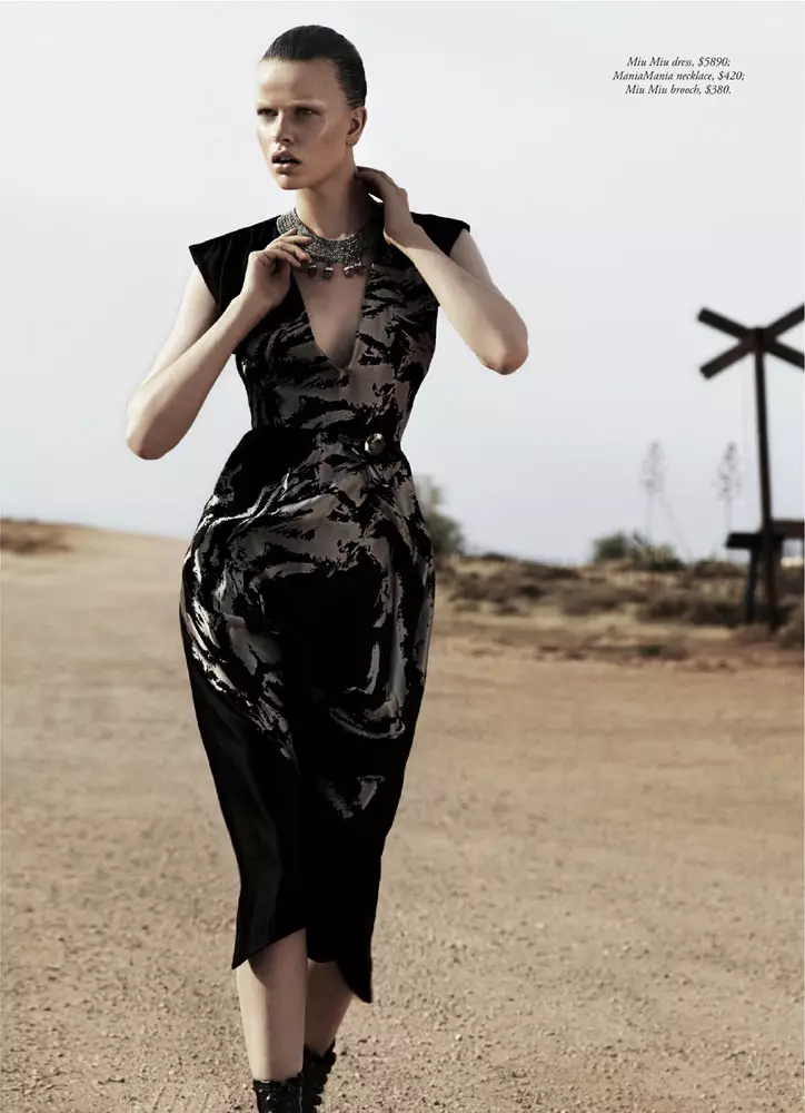 Marleen Gaasbeek je puščavska kraljica za Simona Uptona v Harper's Bazaar Australia aprila 2013