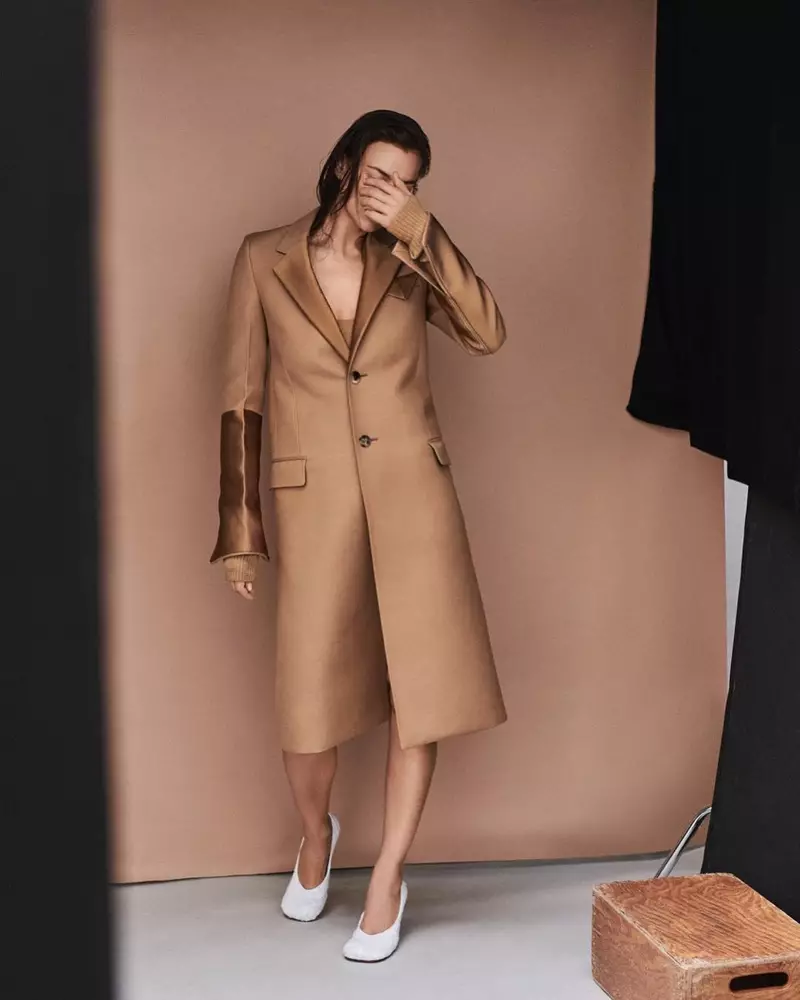 Irina Shayk omearmet chic neutrals foar Vogue Brazil