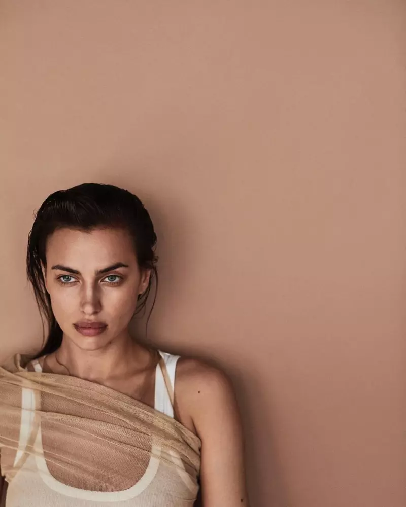 Irina Shayk omhels Chic Neutrals vir Vogue Brasilië