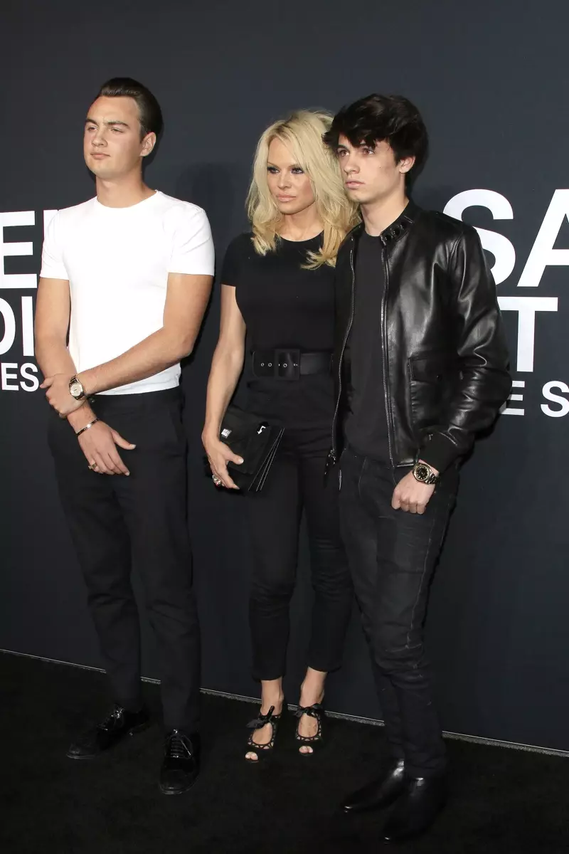 FEBRUARY 2016: Pamela Anderson ta halarci nunin faɗuwar Saint Laurent na 2016 tare da 'ya'yan Brandon da Dylan Lee. Hoto: Joe Seer / Shutterstock.com