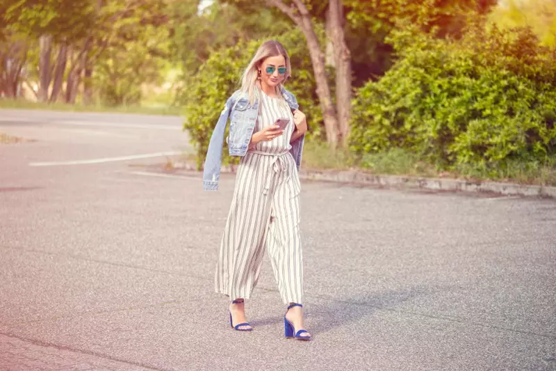 Bean blonde ag caitheamh sandals denim le seaicéad striped jumpsuit