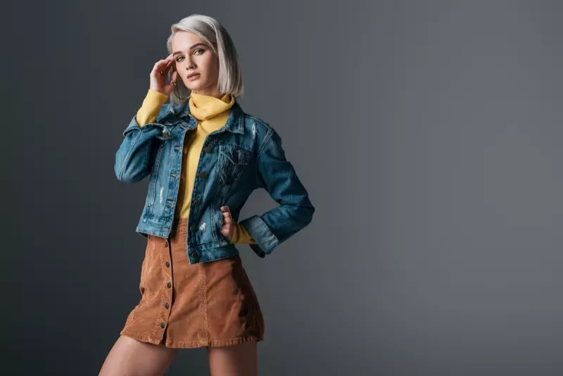 Model Fashion Denim Jacket Sztruksowa spódnica z golfem