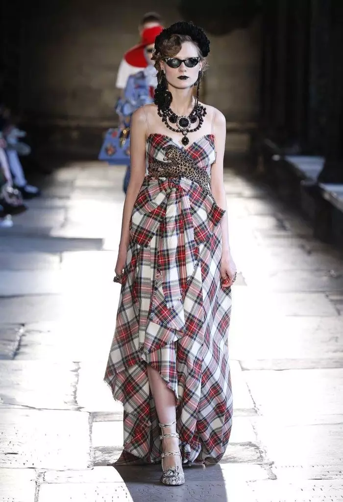 Manekenka se sprehaja po vzletno-pristajalni stezi na razstavi Gucci's resort 2017 v tartan obleki z ogrlico z broško