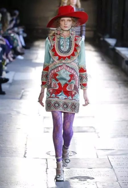 Ang Gucci's Cruise 2017 Collection Nagkuha sa usa ka London Spirit