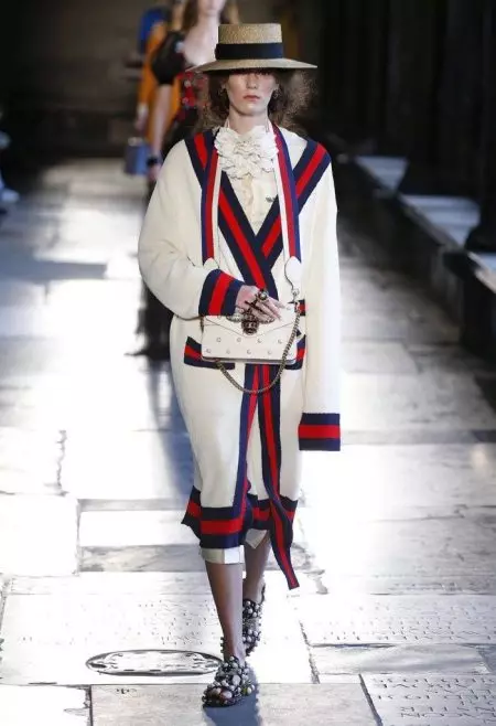 Ang Gucci's Cruise 2017 Collection Nagkuha sa usa ka London Spirit