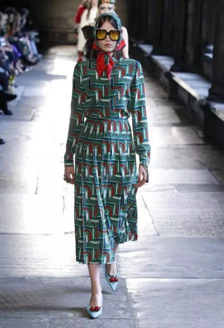 Gucci's Cruise 2017 kolekcija iegūst Londonas garu