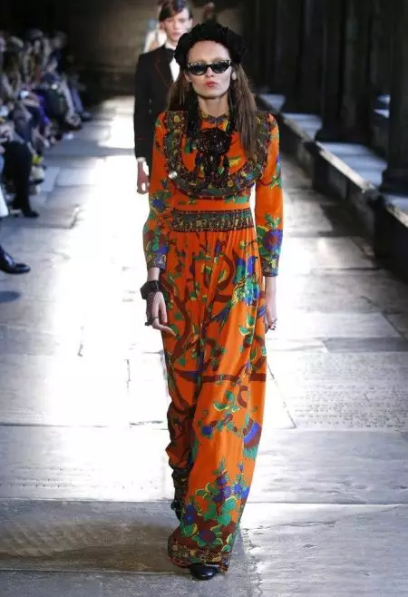 Gucci's Cruise 2017 kolekcija iegūst Londonas garu