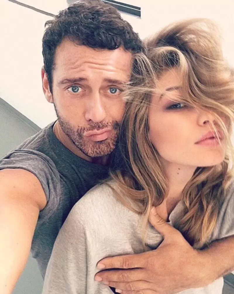 Wênekêş Mert Alas û modela Gigi Hadid selfie dikişînin. Wêne: Instagram/mertalas