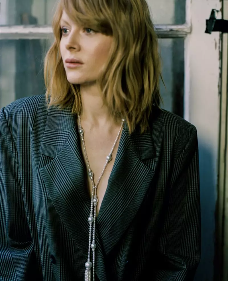 Emily Beecham nosi ogrlicu u stilu larijata. Fotografija: Fenton Bailey koju predstavlja Tonic Reps za The Fall