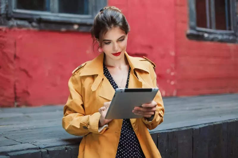 Atraktívna žena Tablet Trenčkot Polka Dot