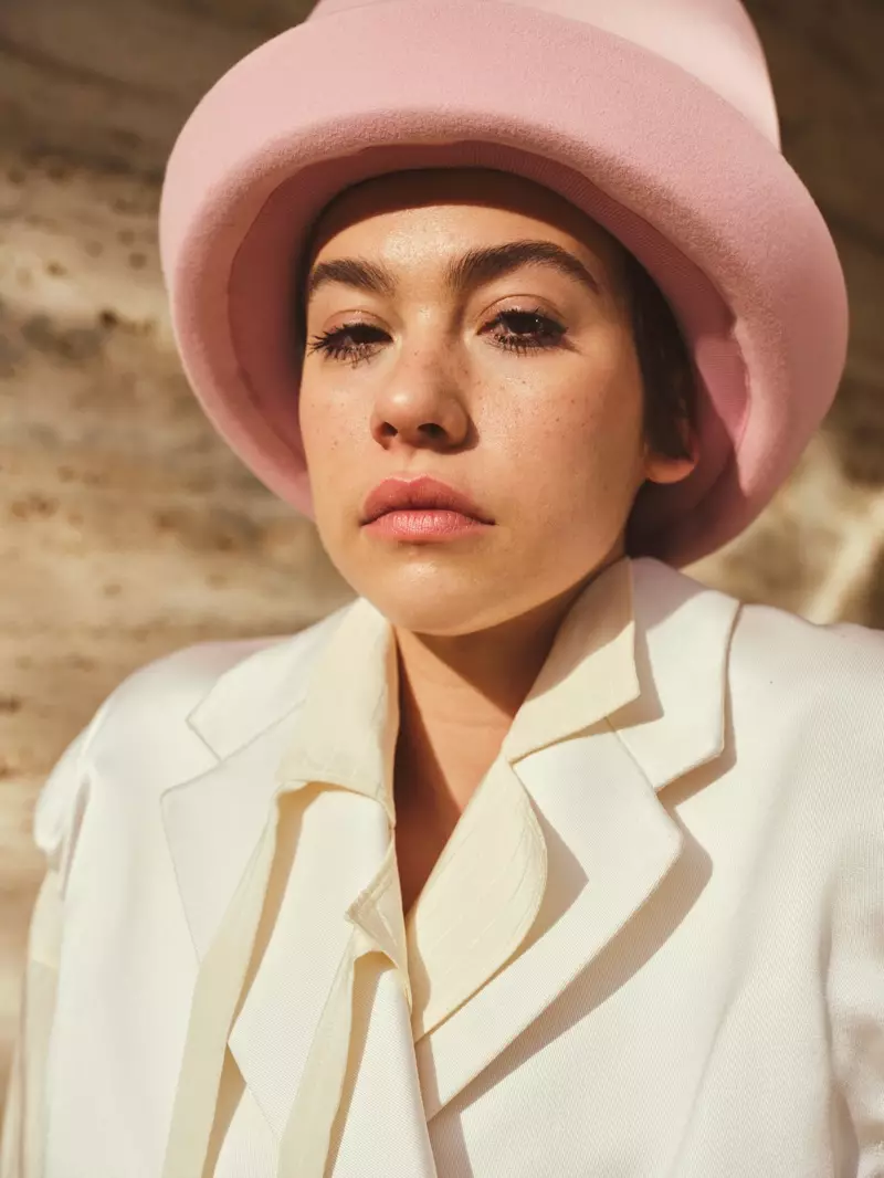 Greta Fernandez poses rau Vogue Spain lub Peb Hlis 2020 qhov teeb meem