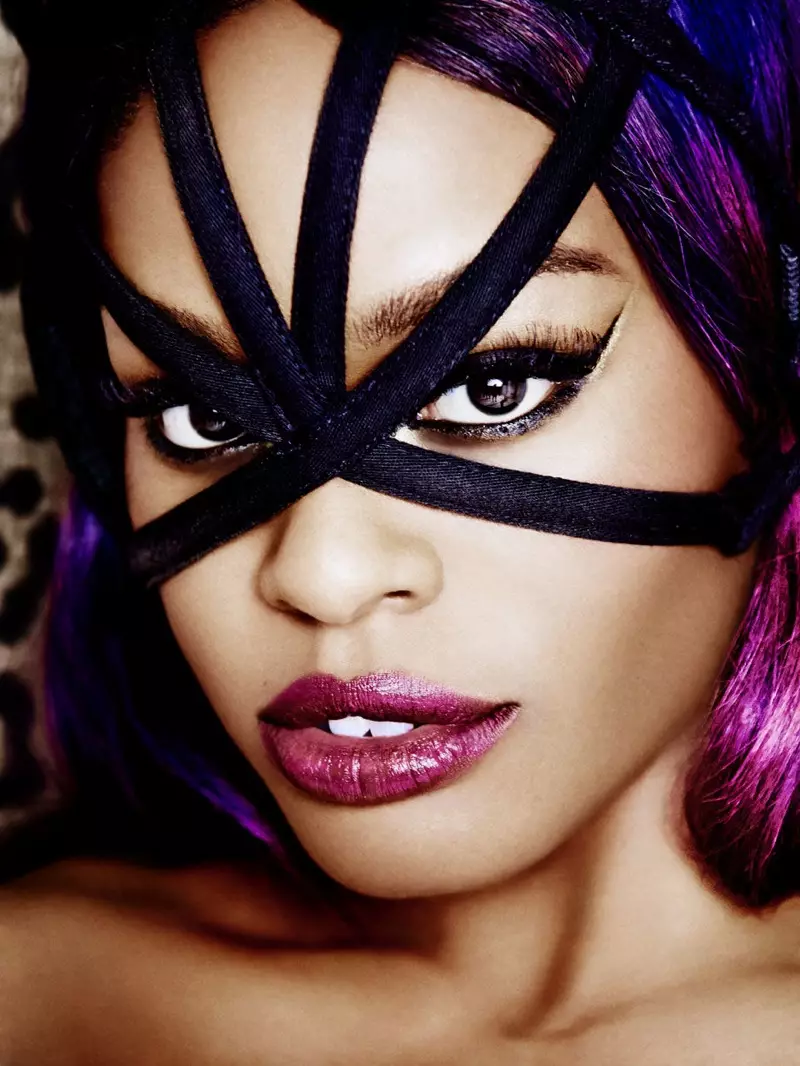 Azealia Banks nosi maskę do artykułu w Playboy Magazine.