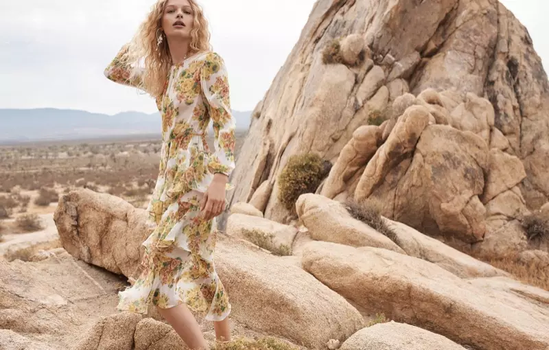 La modella Frederikke Sofie indossa un abito Golden Tiered per la campagna primavera 2018 di Zimmermann