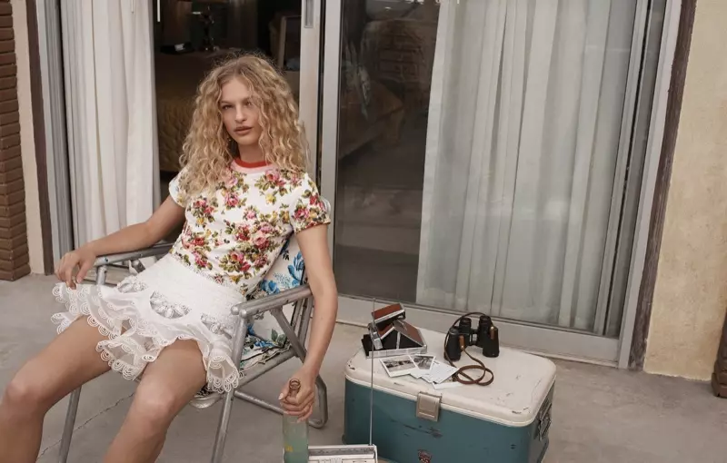 Frederikke Sofie โพสท่าในเสื้อยืด Radiate และกระโปรงสั้น Whitewave Dolly สำหรับแคมเปญฤดูใบไม้ผลิปี 2018 ของ Zimmermann