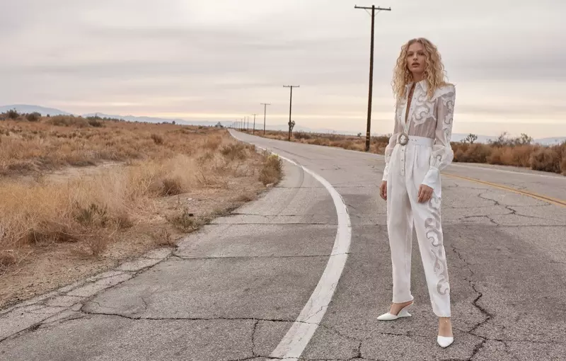 Frederikke Sofie draacht Radiate jumpsuit en Goldentime wighak yn Zimmermann's maitiidskampanje fan 2018