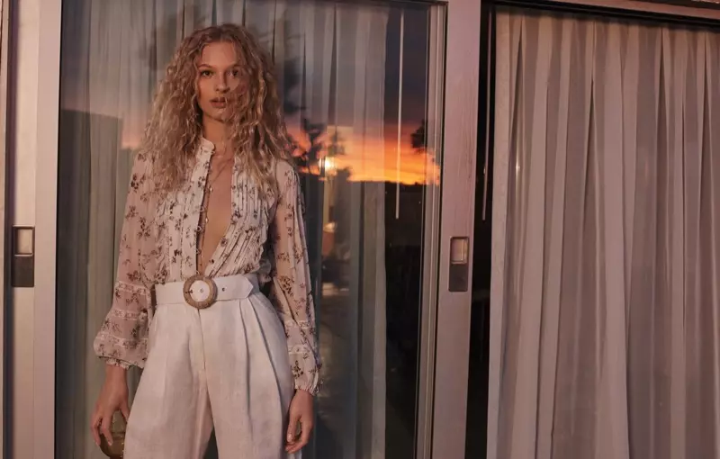 Frederikke Sofie indossa camicetta e pantaloni nella campagna primavera 2018 di Zimmermann